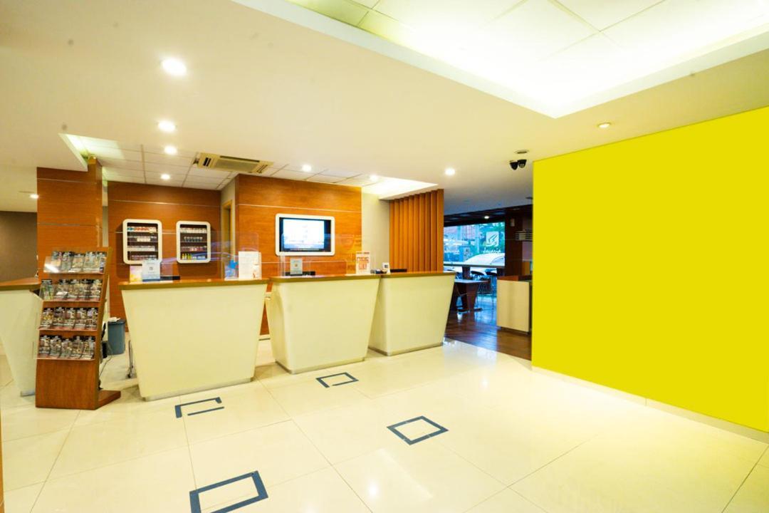 Life Hotel Stasiun Kota Surabaya Exterior photo