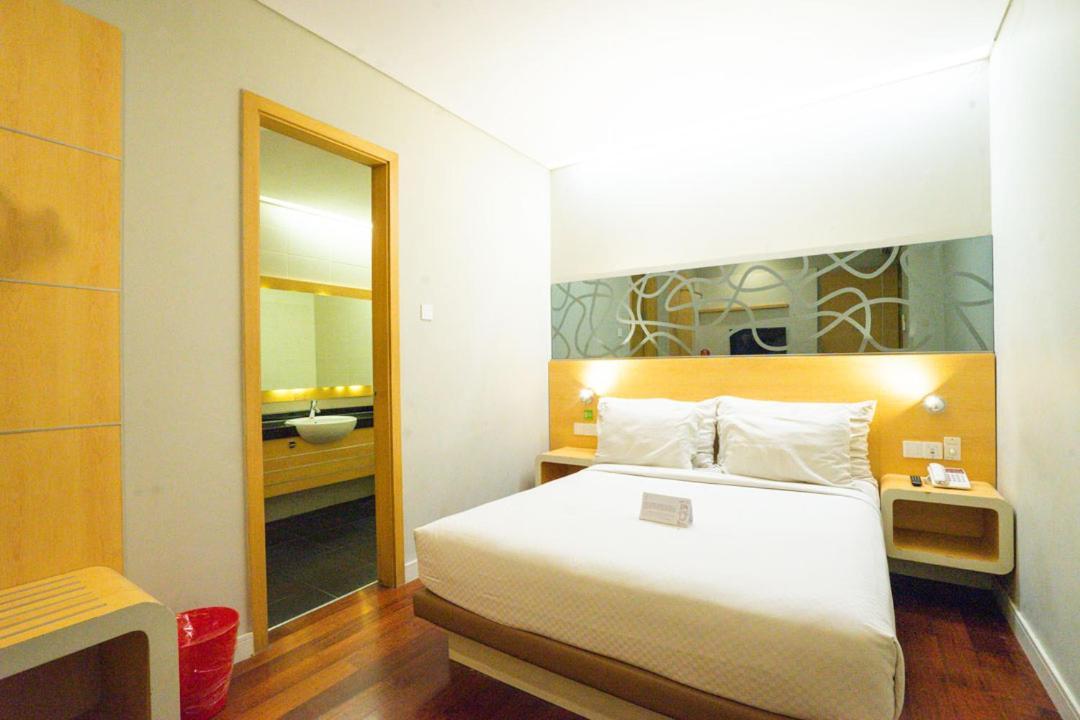 Life Hotel Stasiun Kota Surabaya Room photo