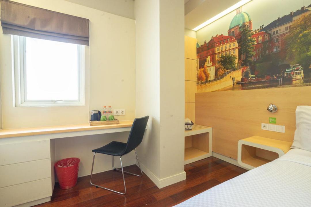 Life Hotel Stasiun Kota Surabaya Room photo